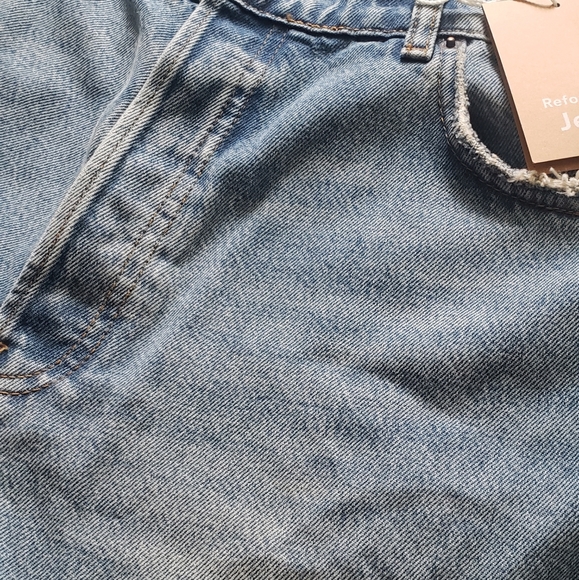 Reformation Max Mid Rise Relaxed Short - Picture 3 of 6